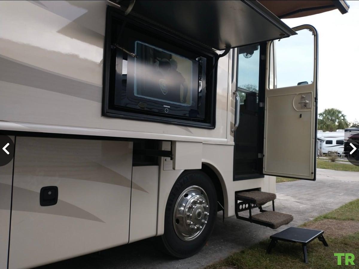 Used 2009 Fleetwood Expedition 38R Class A Diesel Pusher