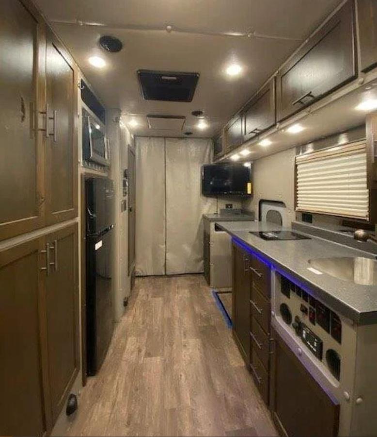 Used 2021 Volvo VNL64T300