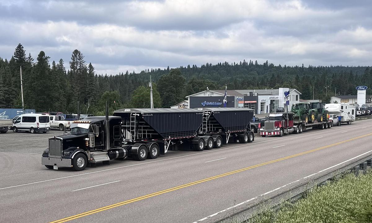 Used 2025 Kenworth W900 Sleeper Semi Truck 565 HP Cummins