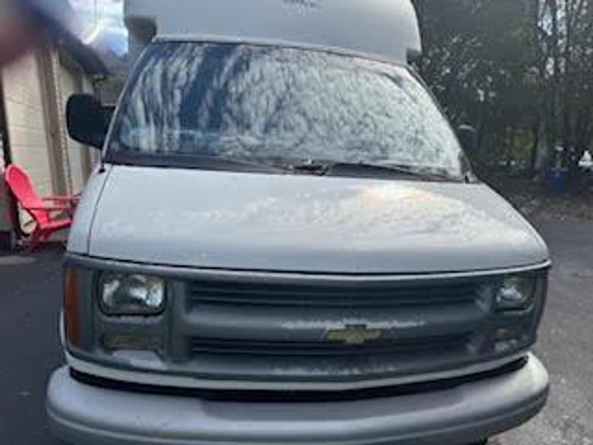 Used 2001 Chevrolet Box Truck