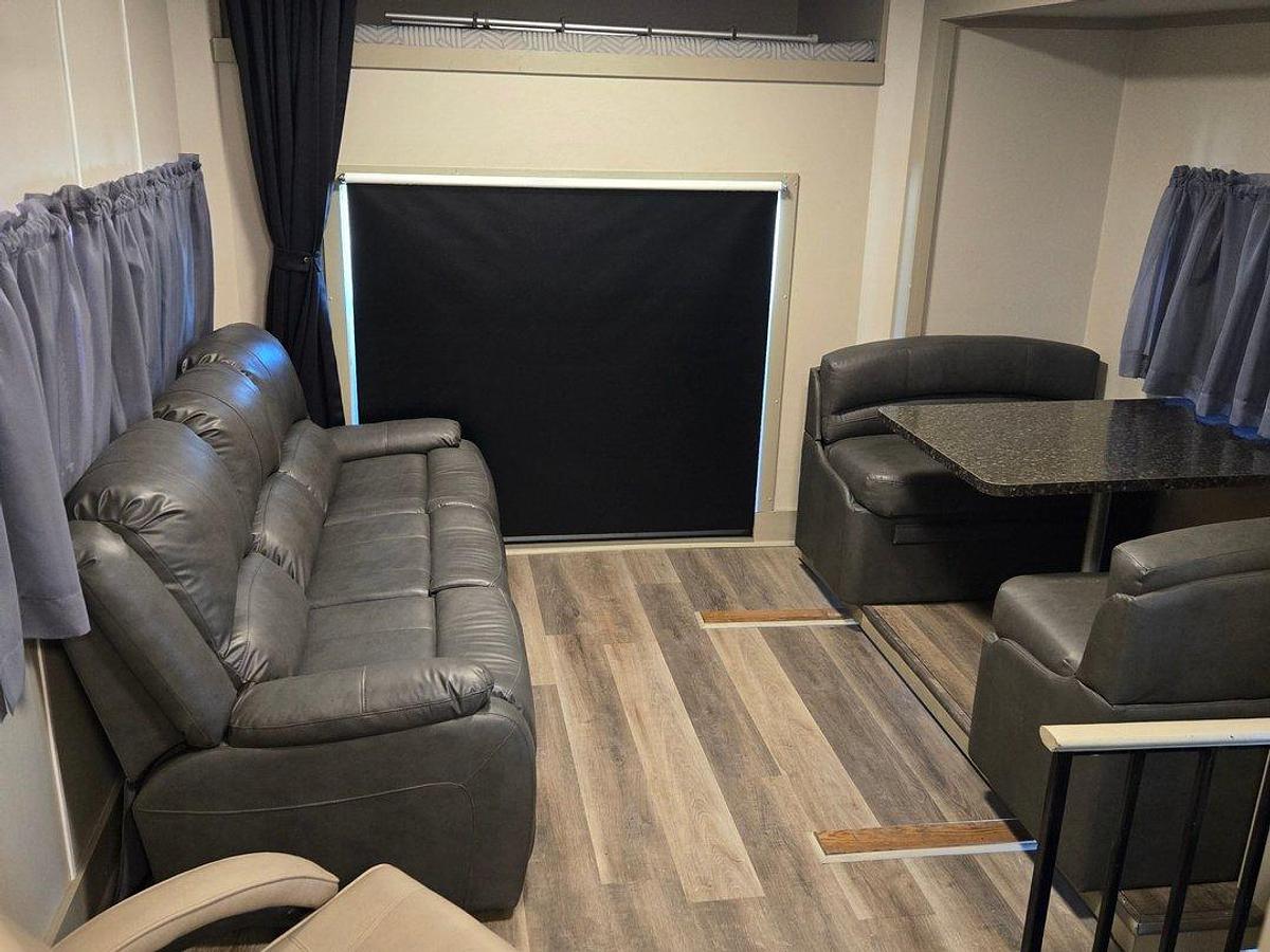 Used 2001 Freightliner Columbia Toterhome