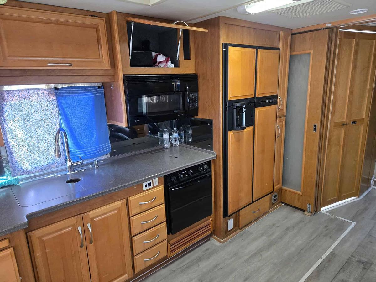 Used 2006 Fleetwood Discovery 39V