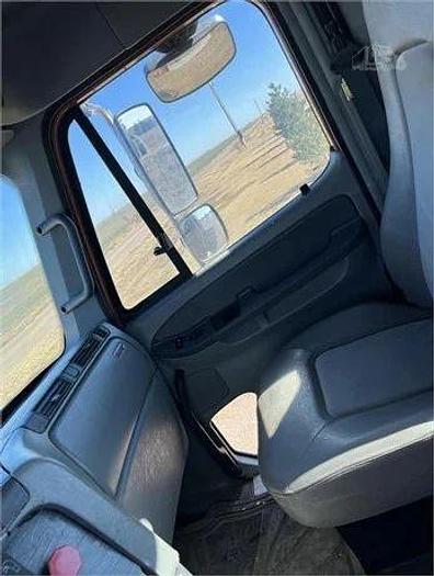 Used 2006 Freightliner COLUMBIA 120