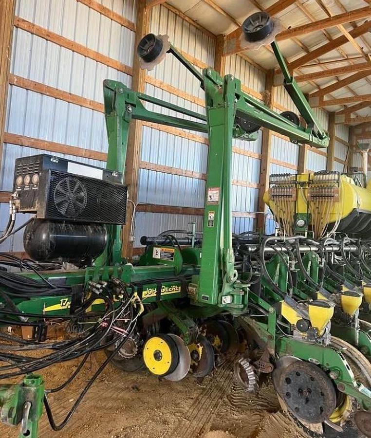 Used 2005 JOHN DEERE 1770NT Planter