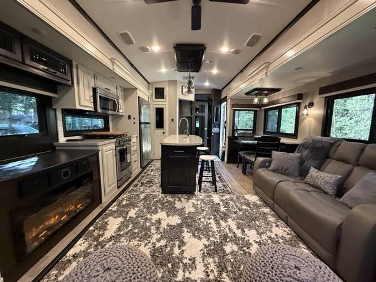 Used 2021 Jayco Pinnacle 36FBTS Fifth Wheel