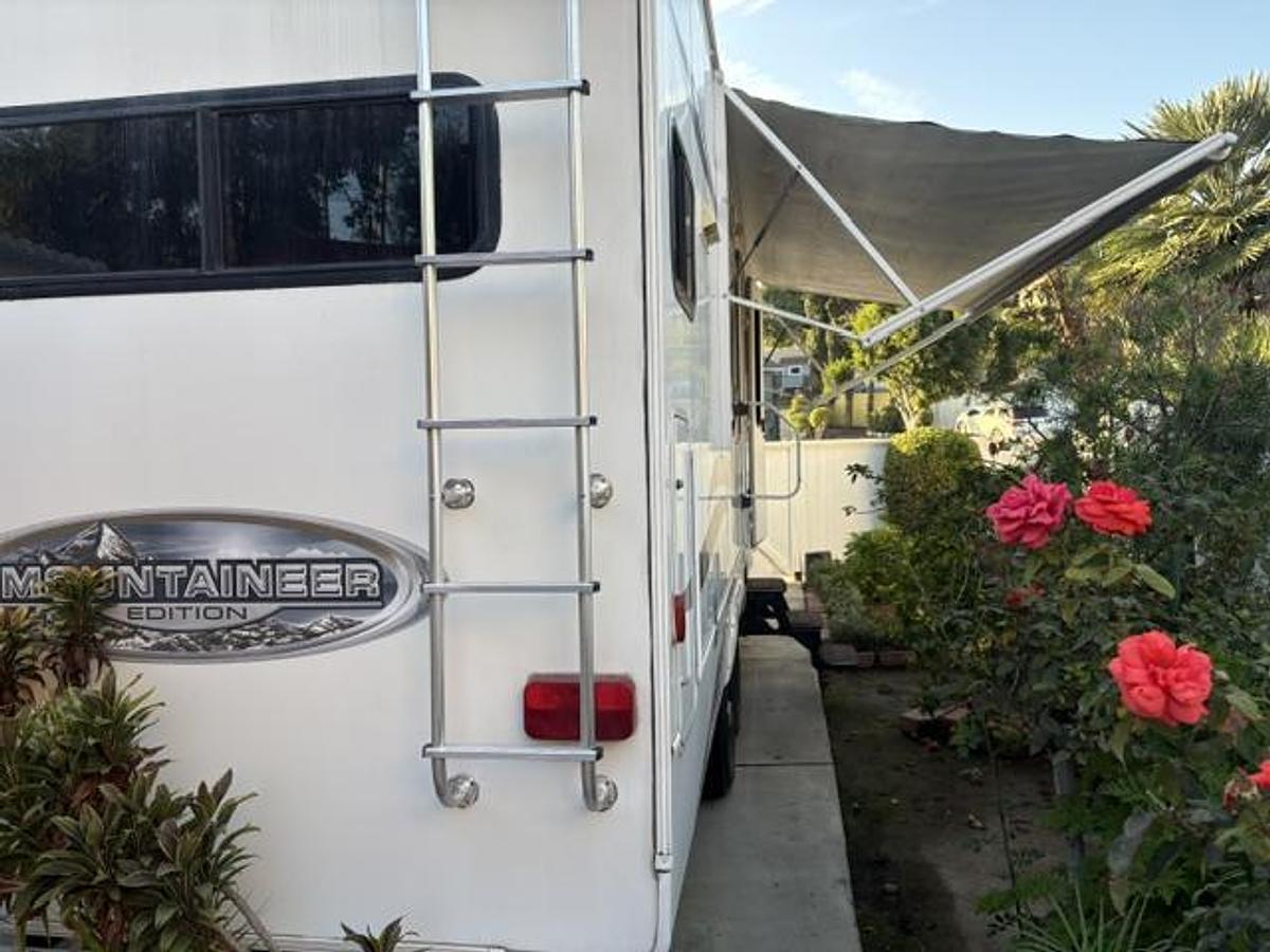 Used 2010 Keystone Montana Mountaineer Fifth Wheel