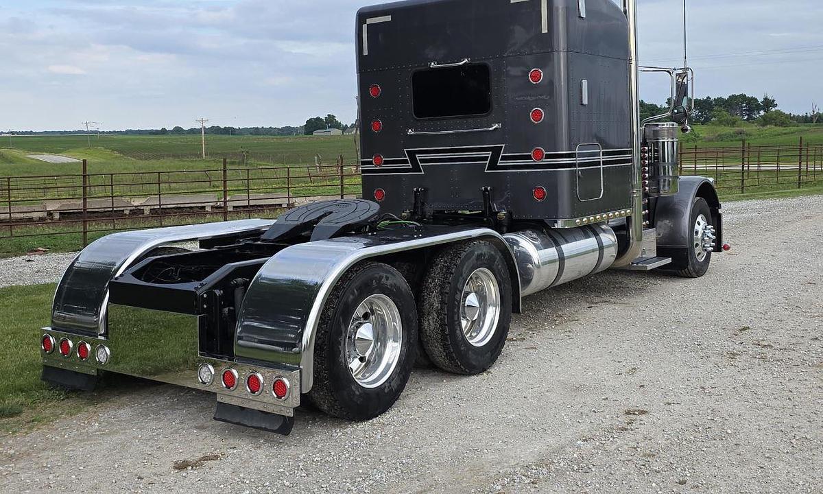 Used 2006 Peterbilt 379 Sleeper Truck