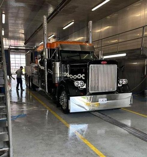 Used 2005 Peterbilt 379 Wrecker Tow Truck