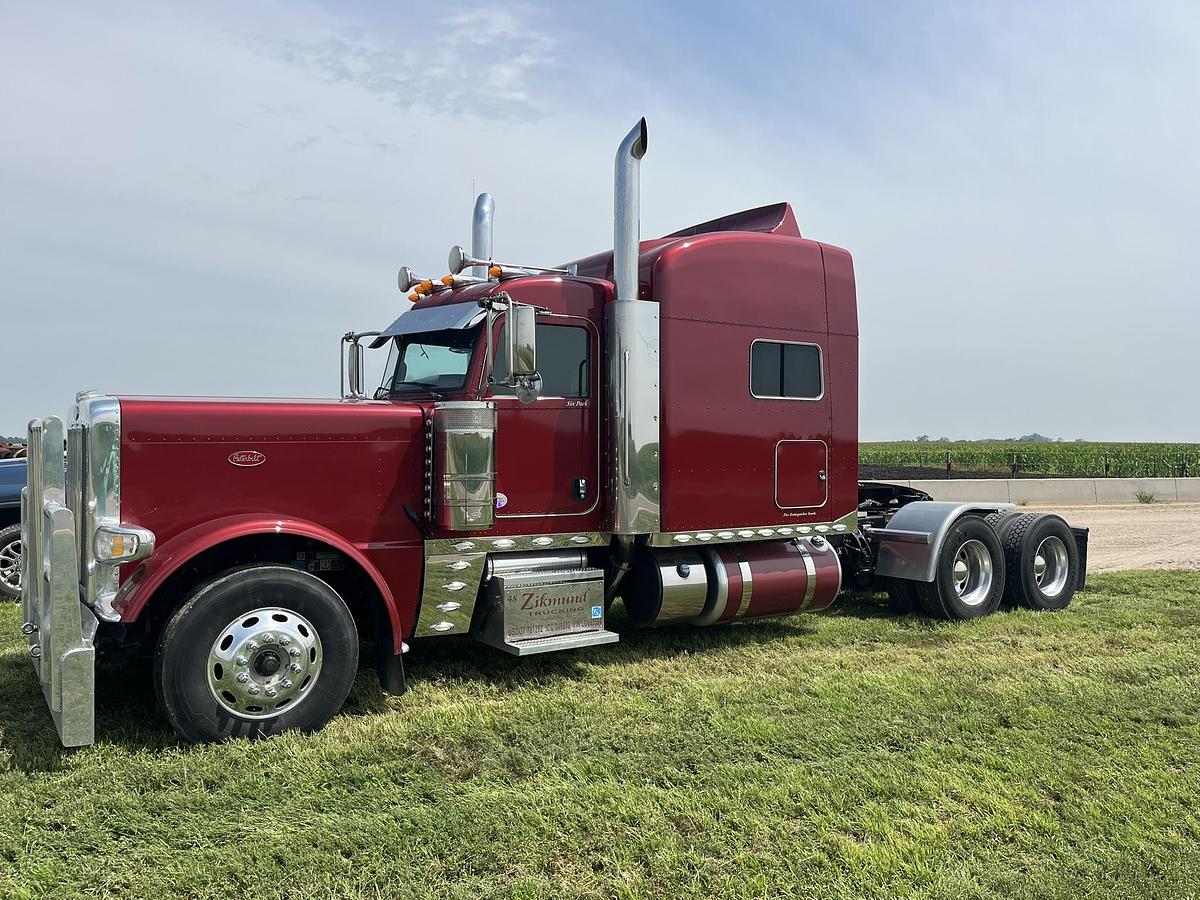 Used 2020 Peterbilt 389 Sleeper Truck