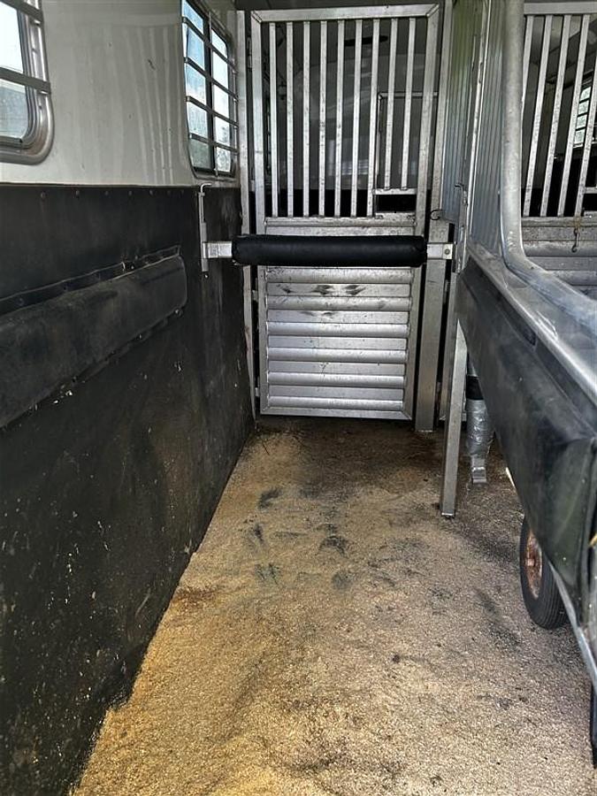 Used 2011 4 Star Three Horse Trailer with Living Quarters