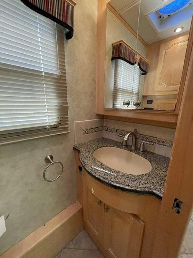 Used 2006 Country Coach Intrigue 530 Ovation