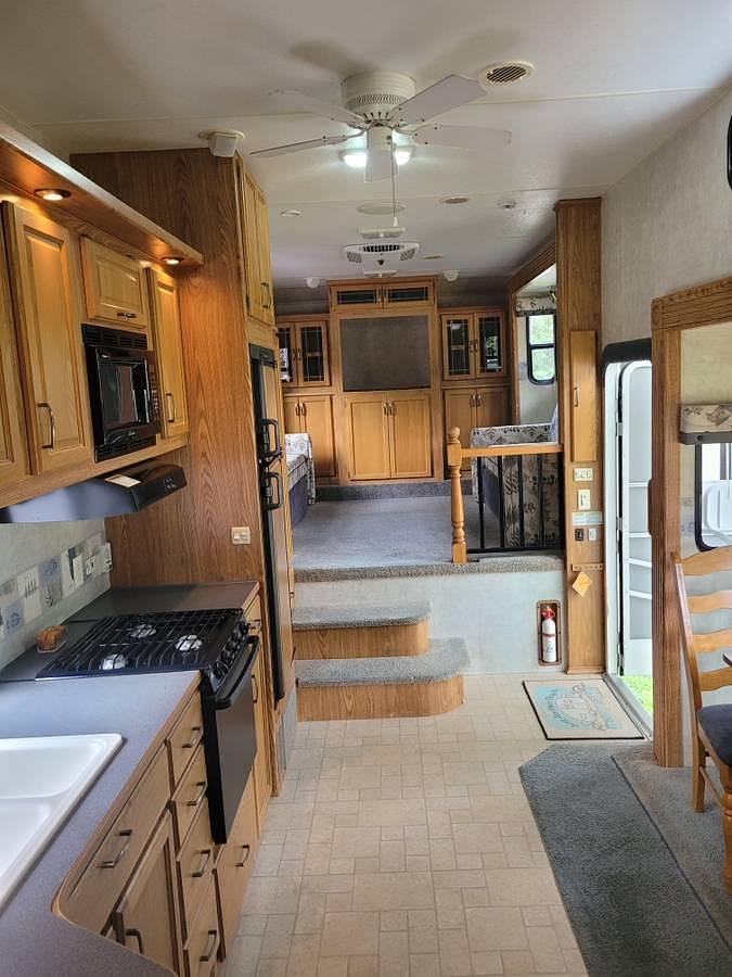 Used 2005 Wilderness Fleetwood Advantage 365FLTS Fifth Wheel