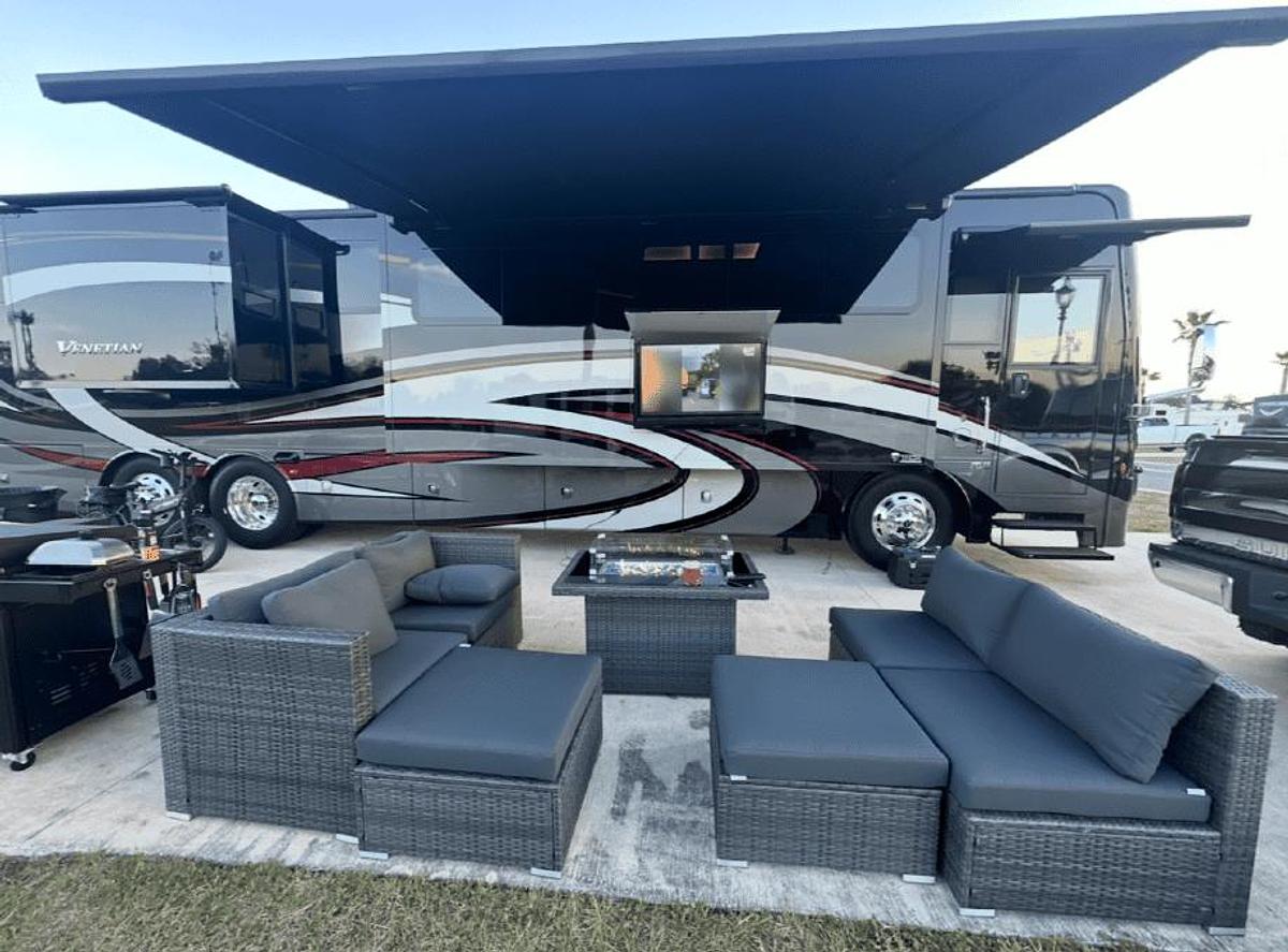 Used 2022 Thor Motorcoach Venetian F42