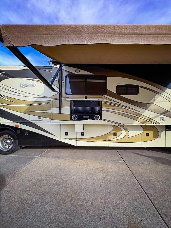 Used 2010 Fleetwood Discovery 40X