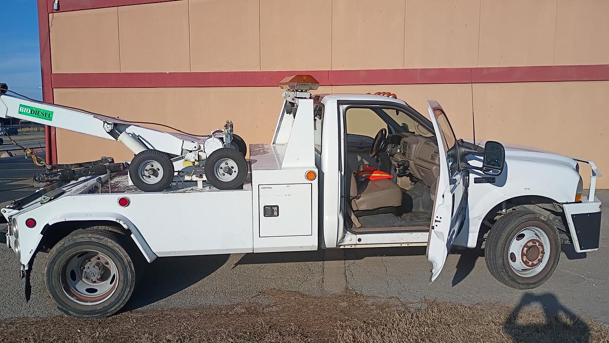 Used 2002 Ford F450 Recover Truck with Boom