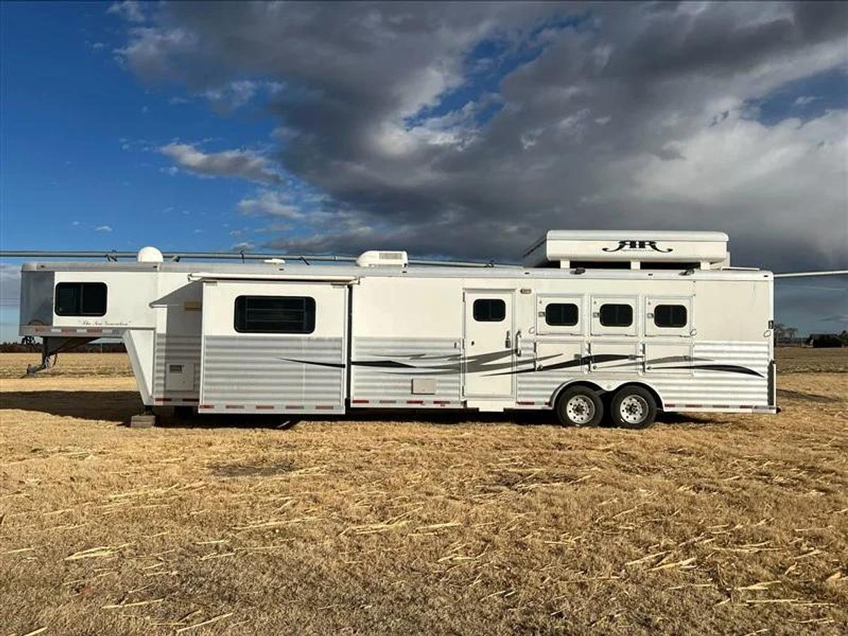 Used 2004 Bloomer 3 Horse