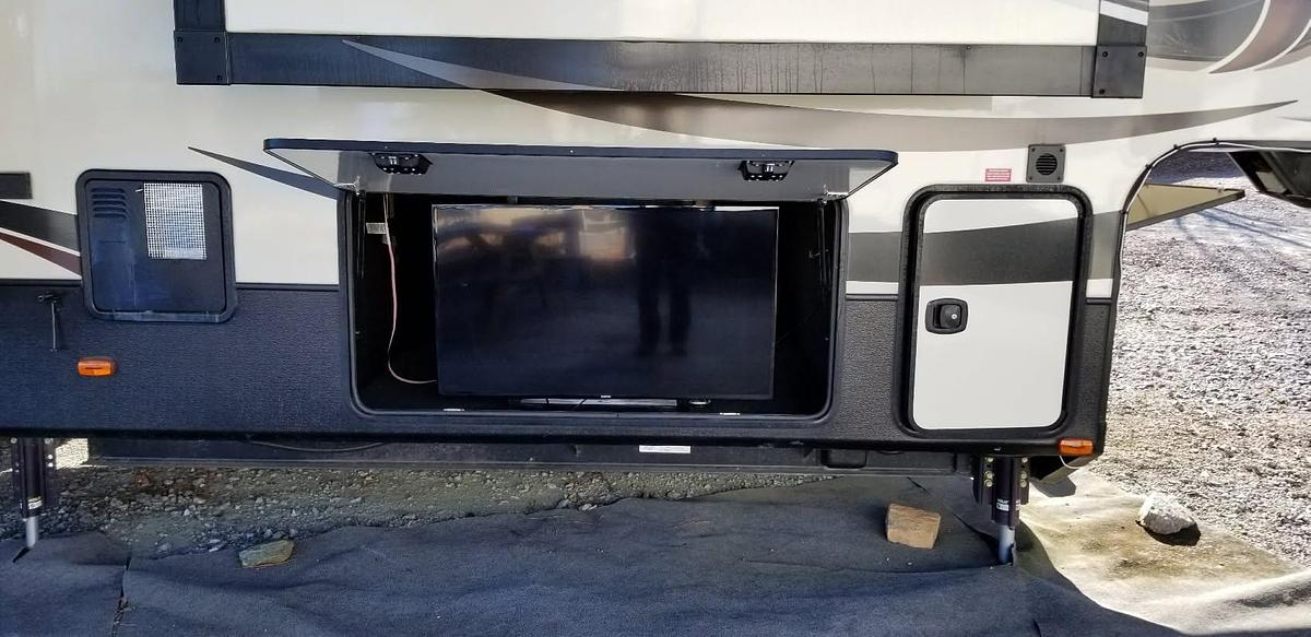 Used 2014 Keystone Alpine 3590RS Fifth Wheel