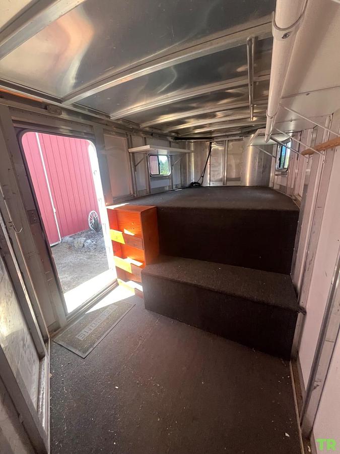 Used 2003 Exiss 6-Horse Gooseneck Trailer