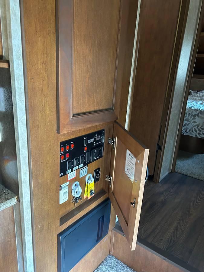 Used 2015 Open Range Light 318RLS