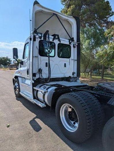 Used 2018 Freightliner Cascadia 125