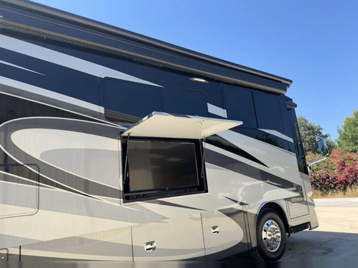 Used Premium 2018 Tiffin Phaeton 40IH XSH