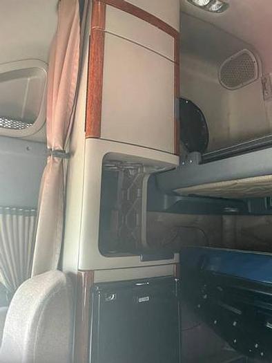 Used 2011 Freightliner Cascadia Sleeper