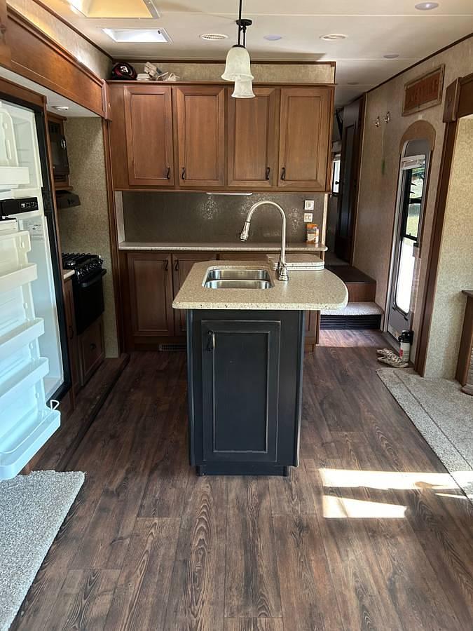 Used 2015 Open Range Light 318RLS