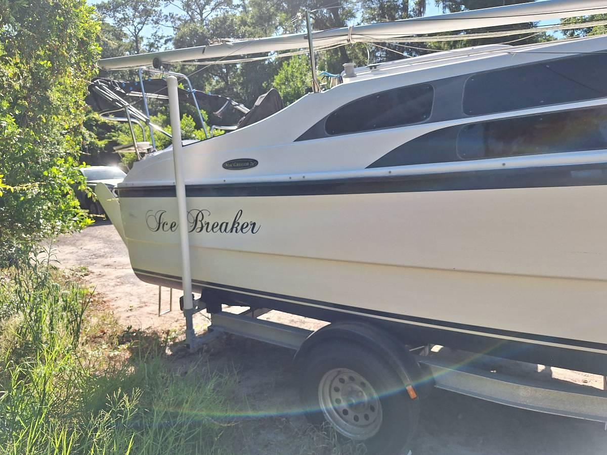 Used 2011 MacGregor M26 Powersailer • 90 HP Evinrude • Trailer Included • Sleeps 6