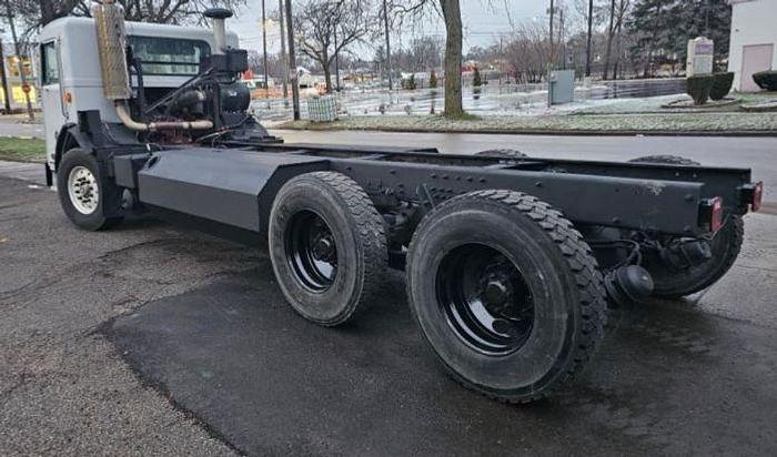 Used 2013 Peterbilt 320