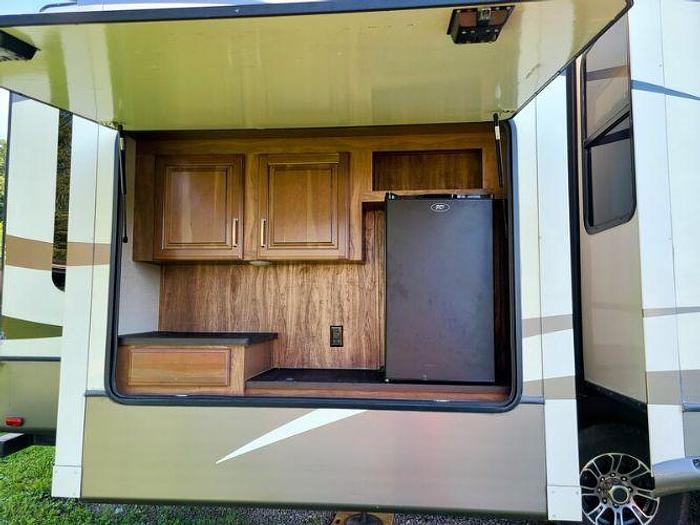 Used 2017 Keystone Montana Legacy 3661RL