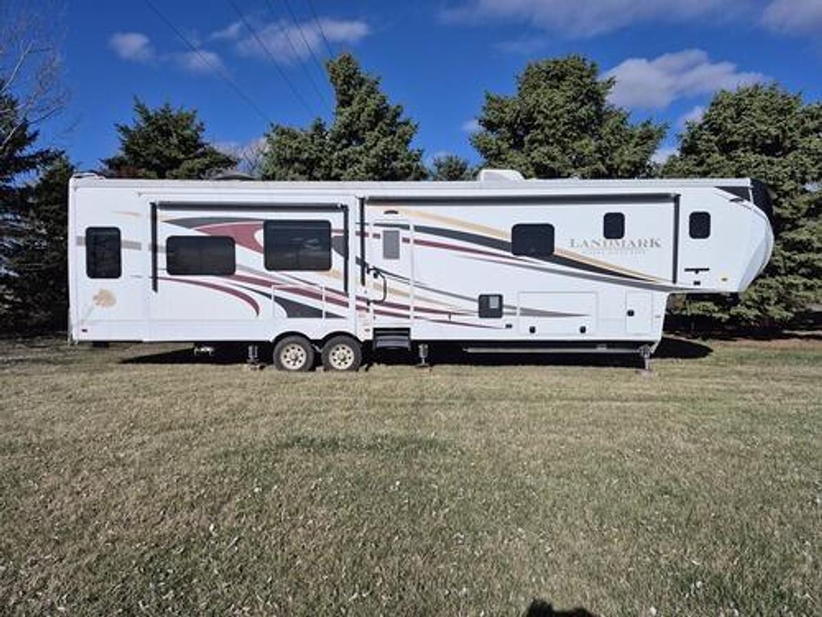 Used 2015 Heartland Landmark 365 Newport