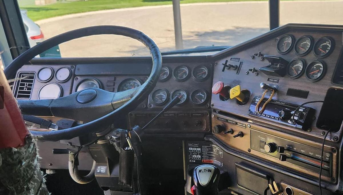 Used 1999 FREIGHTLINER FLD120 Conventional Sleeper Semi