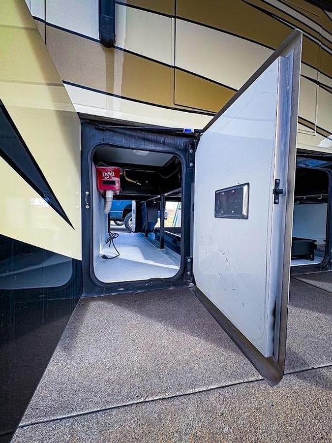 Used 2010 Fleetwood Discovery 40X