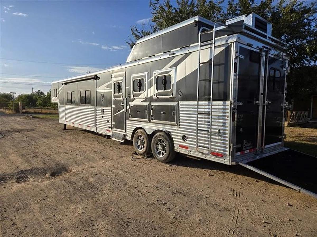 Used 2016 Bison Premier Coach 3 Horse