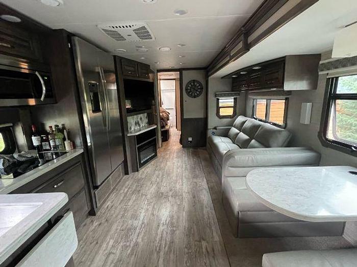 Used 2022 Jayco Seneca 37K