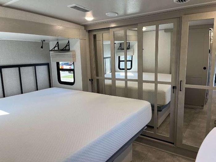 Used 2023 Palomino Columbus 379MB