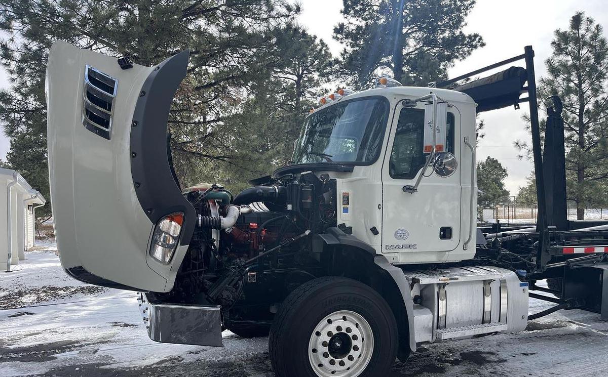 Used 2015 Mack GU813