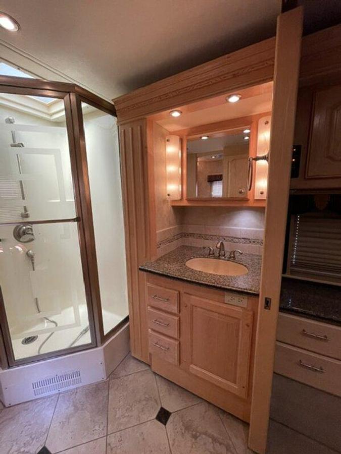 Used 2006 Country Coach Intrigue 530 Ovation