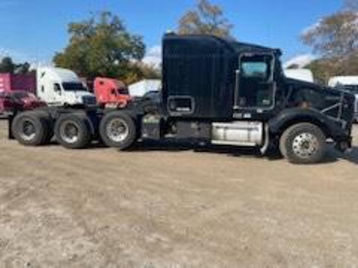Used 2012 Kenworth T800 Sleeper Truck