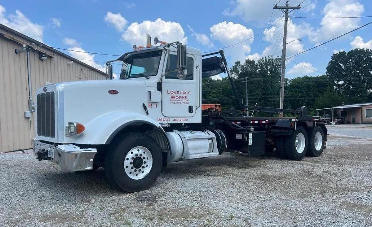 Used 2019 PETERBILT 367 Roll-Off Tow Truck