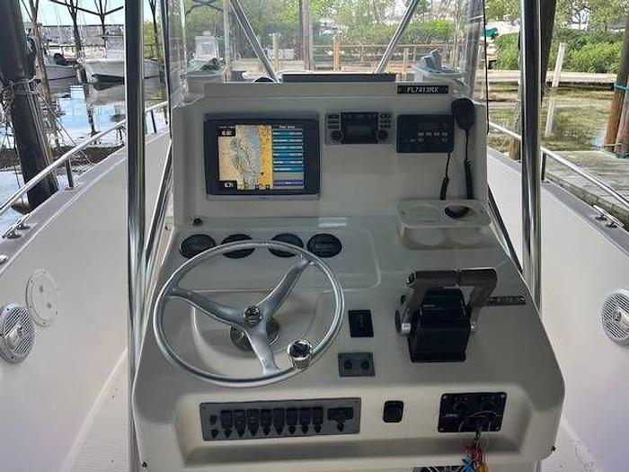 Used 2004 Pursuit 2470 C/C