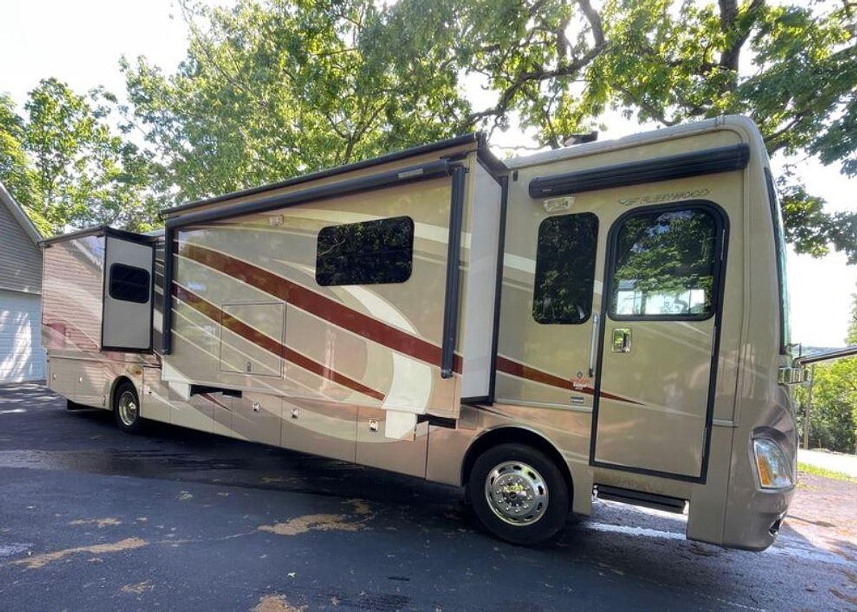 Used 2015 Fleetwood Discovery 40E