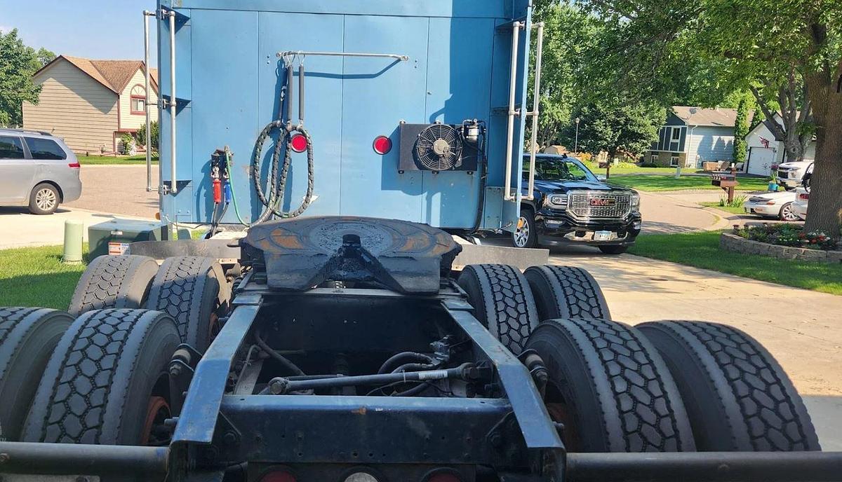 Used 1999 FREIGHTLINER FLD120 Conventional Sleeper Semi