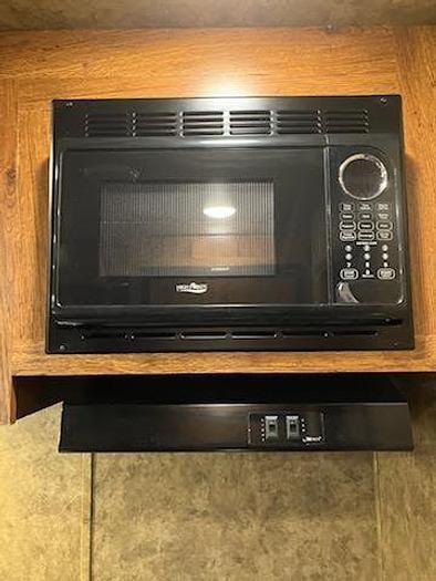 Used 2022 Lakota Colt 3 Horse Trailer