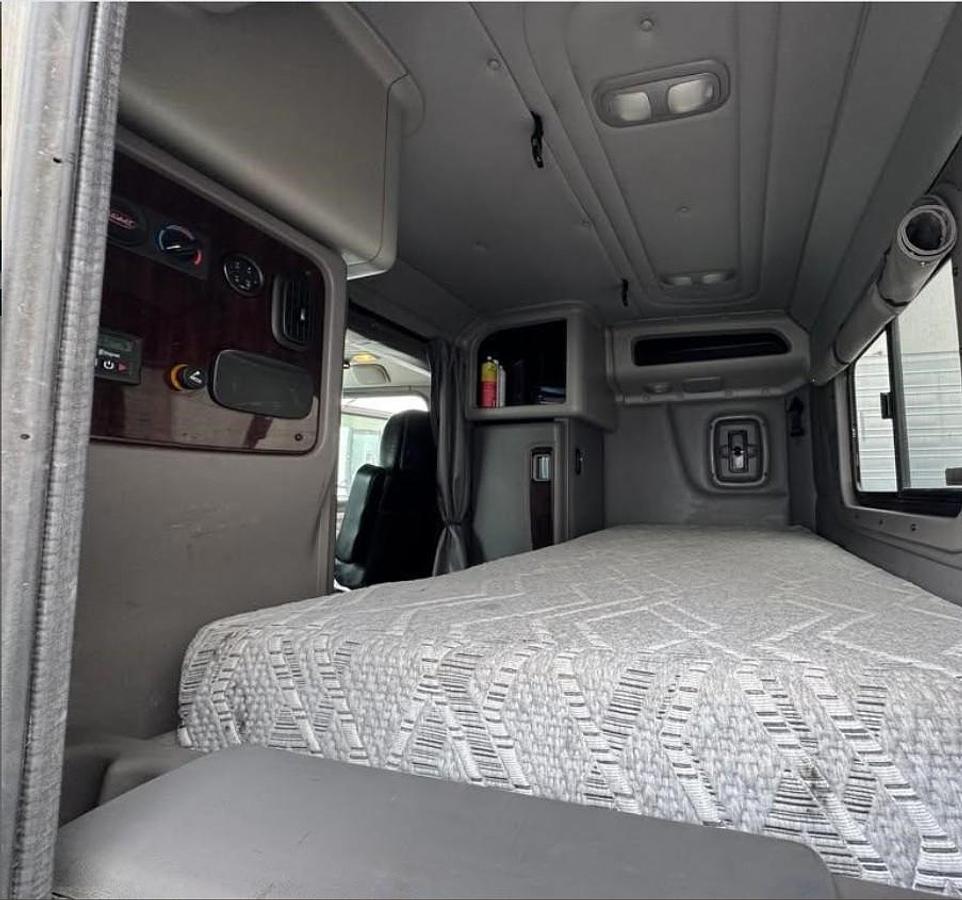 Used 2016 Peterbilt 389 Sleeper
