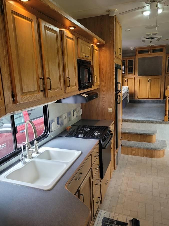 Used 2005 Wilderness Fleetwood Advantage 365FLTS Fifth Wheel