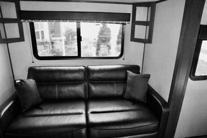 Used 2021 Coleman Lite 1805RB