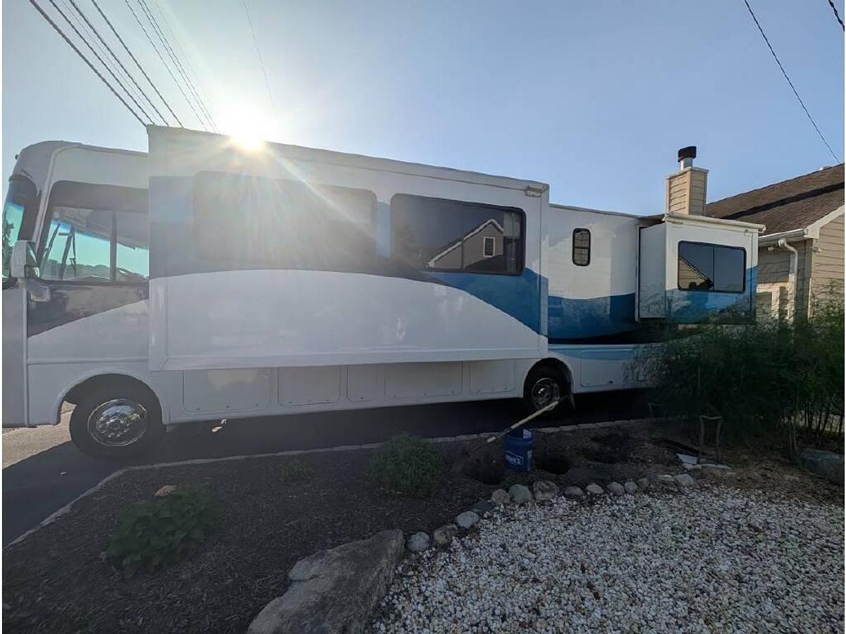 Used 2006 Fourwinds Hurricane 33H