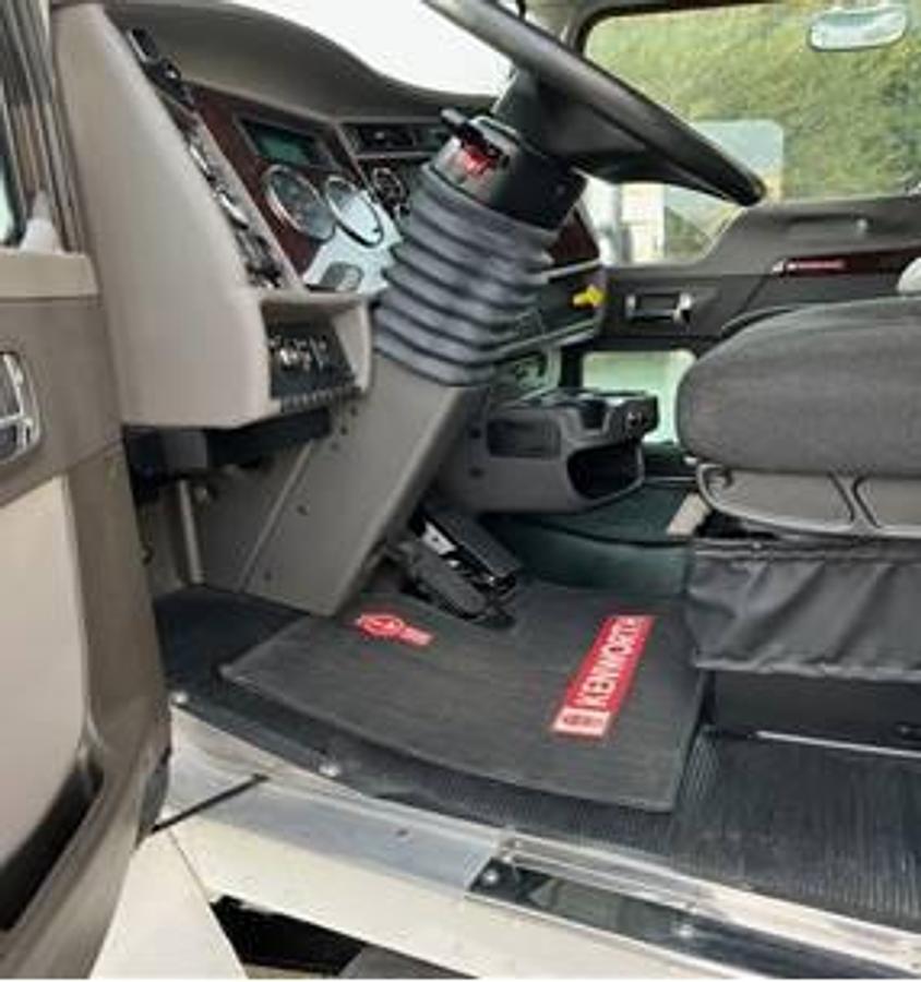 Used 2015 Kenworth T370 Truck with Box & Generator