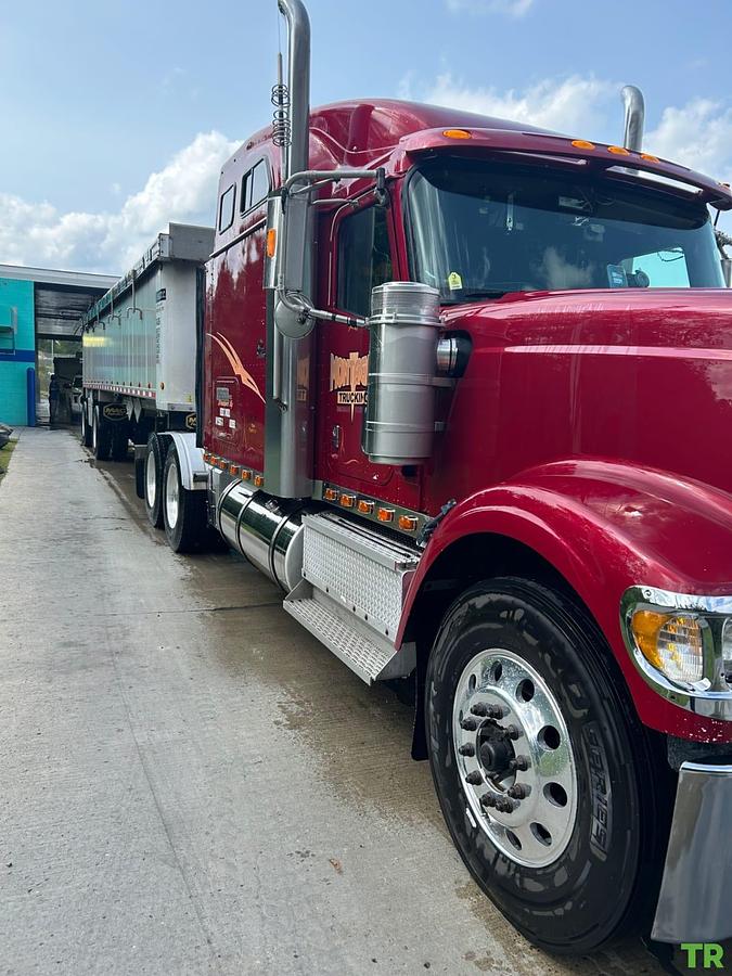 Used 2000 International 9900I Commercial Truck